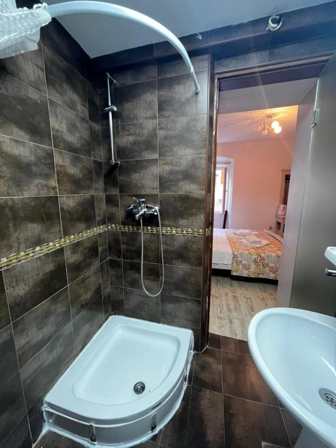 Athos Guesthouse Cattaro Esterno foto