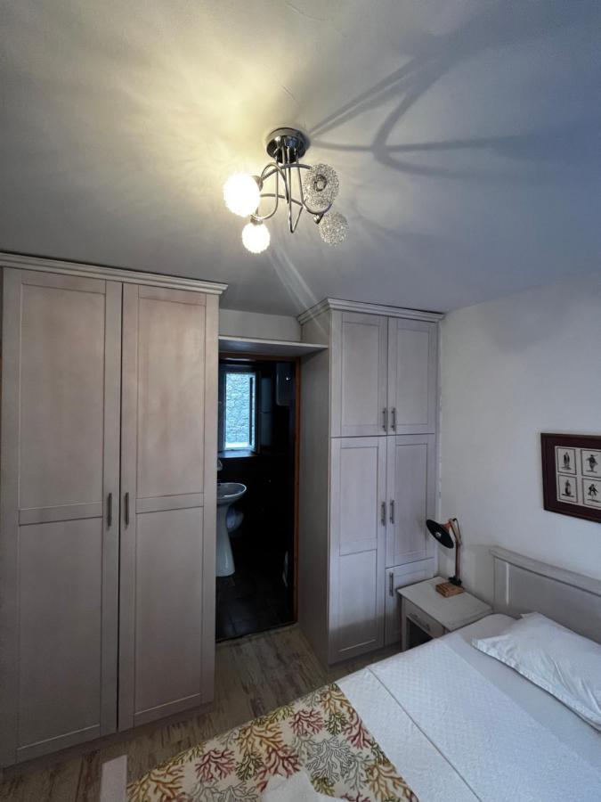 Athos Guesthouse Cattaro Esterno foto
